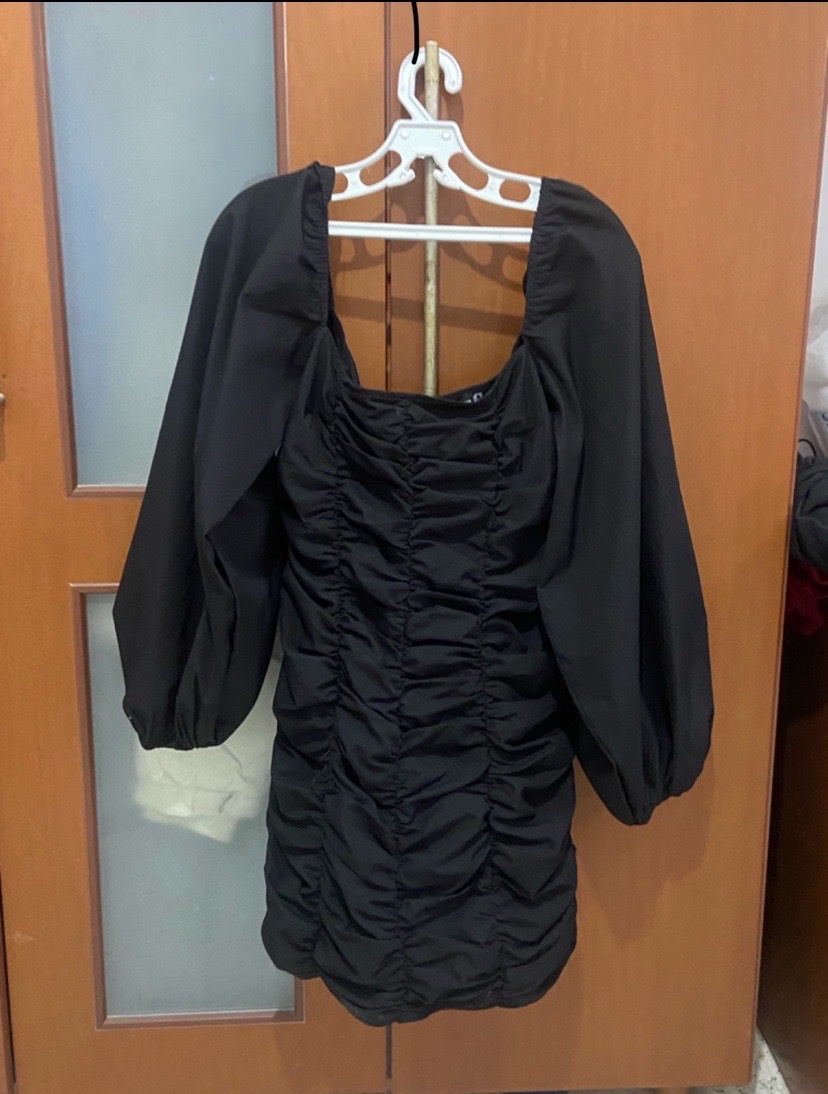 Trés belle robe noir de la marque prettylittlethings 
