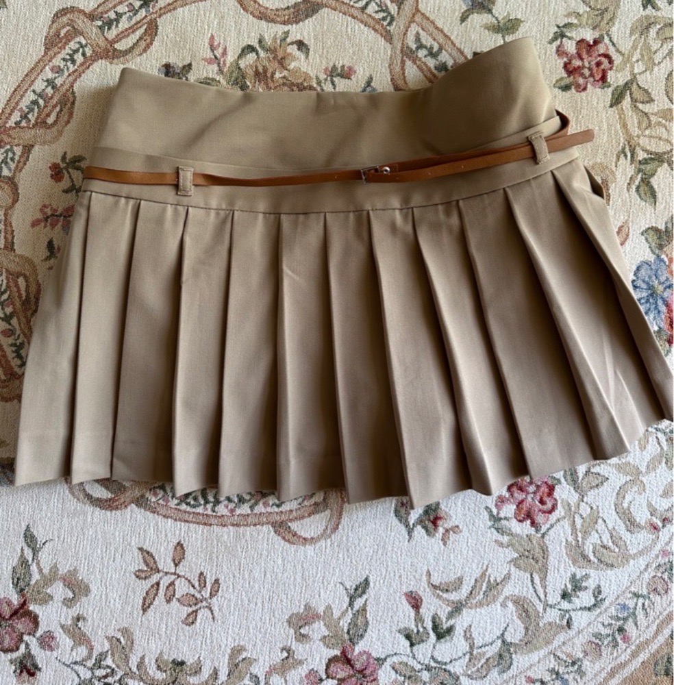 box pleat skort  + belt chez zara 