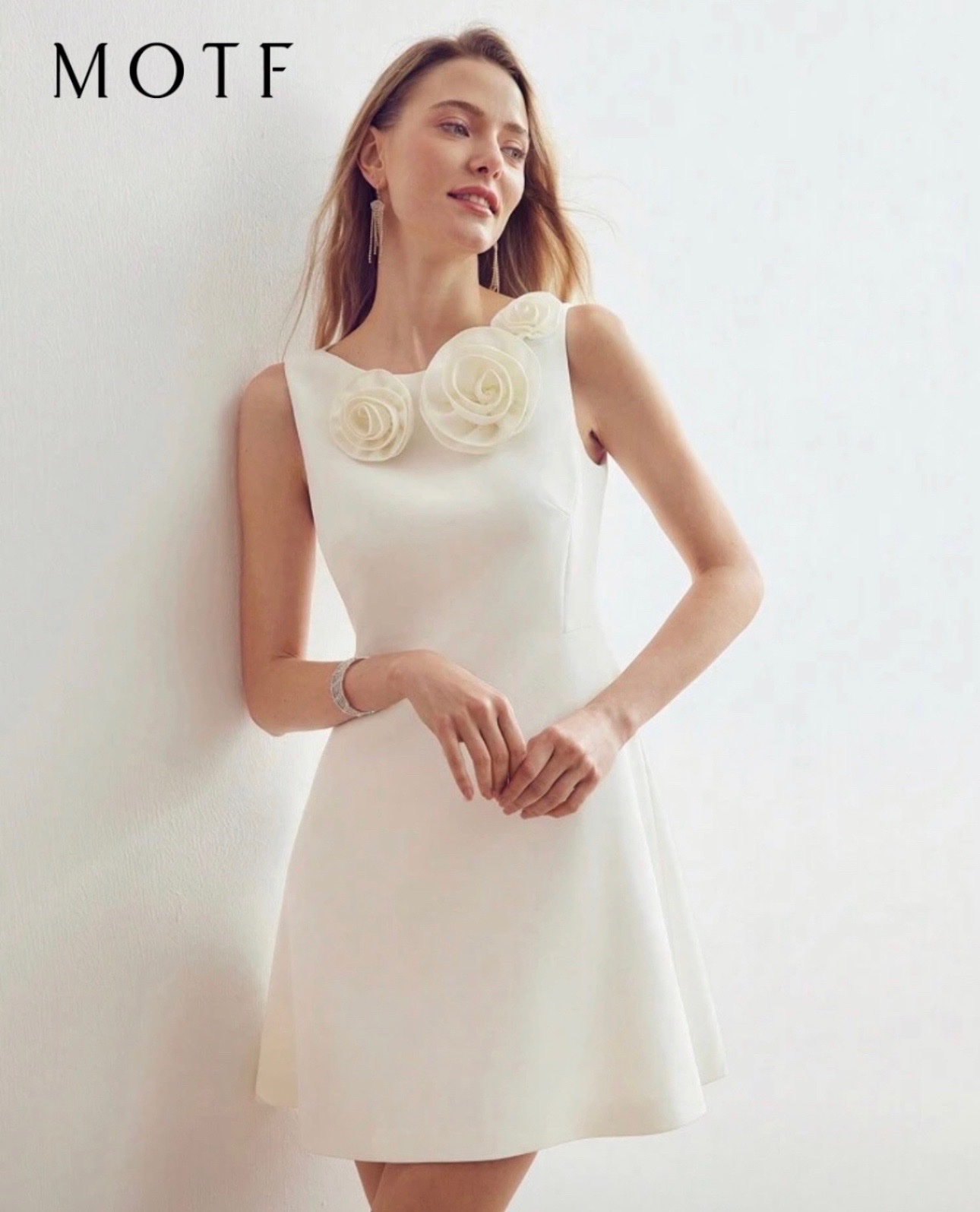 Robe blanche sans manche avec des fleurs solides chez MOTF