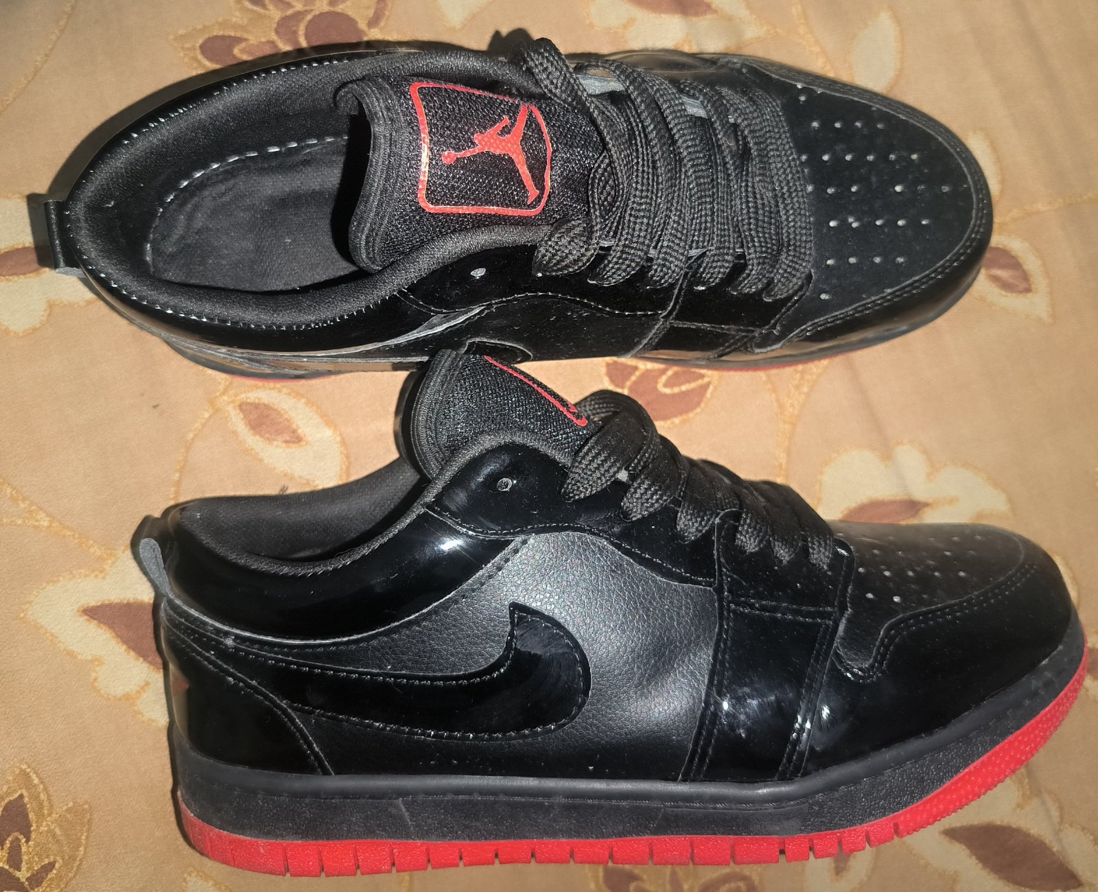 Chaussures noir et rouge