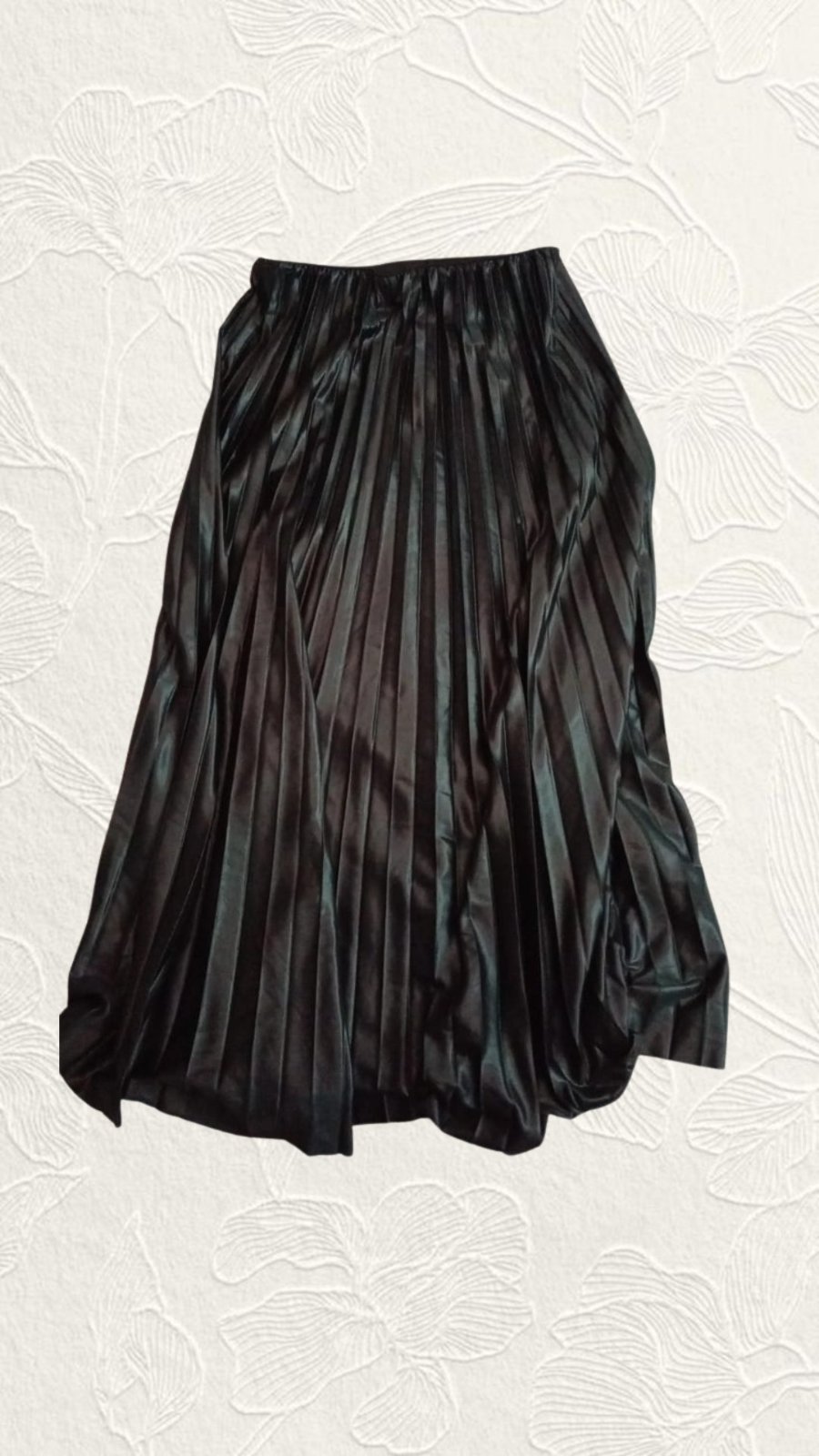 Satin Pleated Stunner: A Chic Black Skirt for Any Occasion