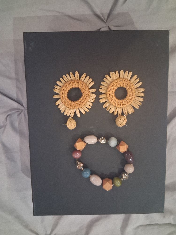 Lot de bracelet et boucles d'oreilles 