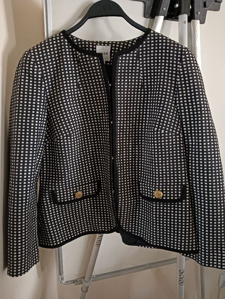 Veste Aker noir et blanc coupe Chanel 