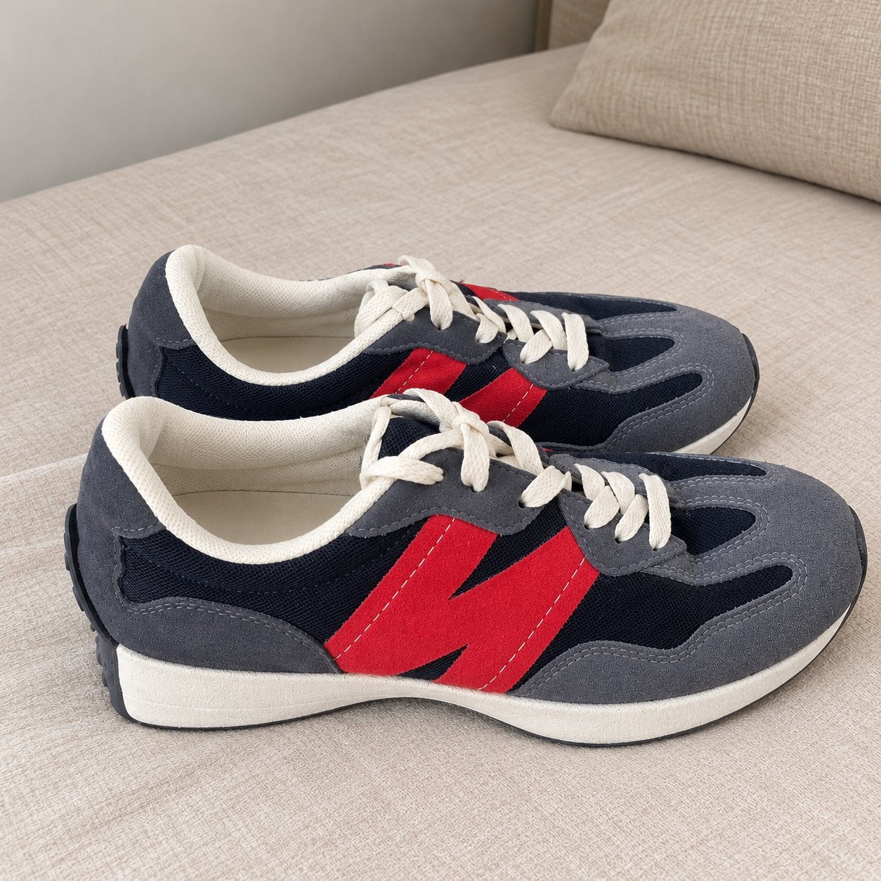 Baskets sport femme noir, gris et rouge