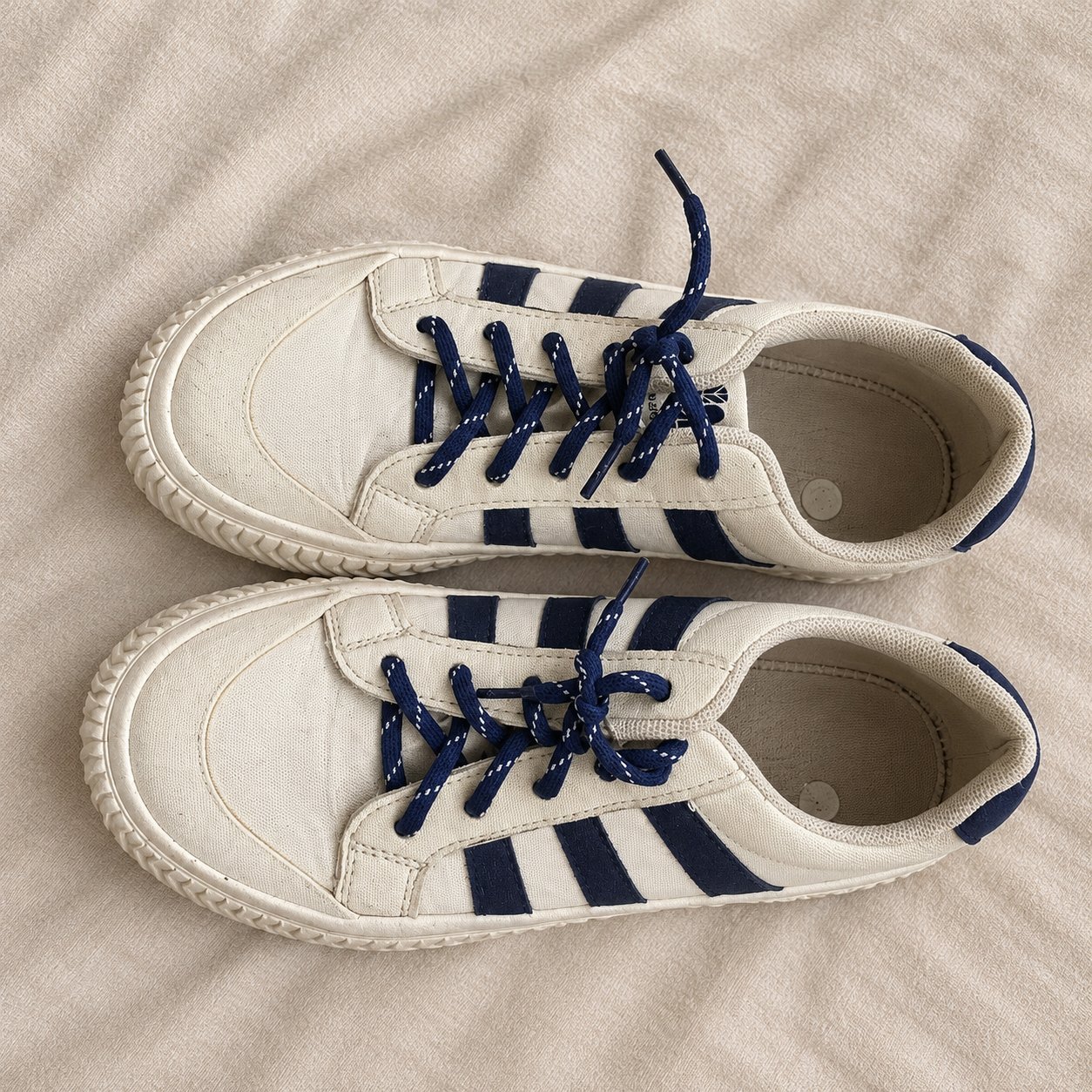 Baskets femme blanc cassé et bleu marine