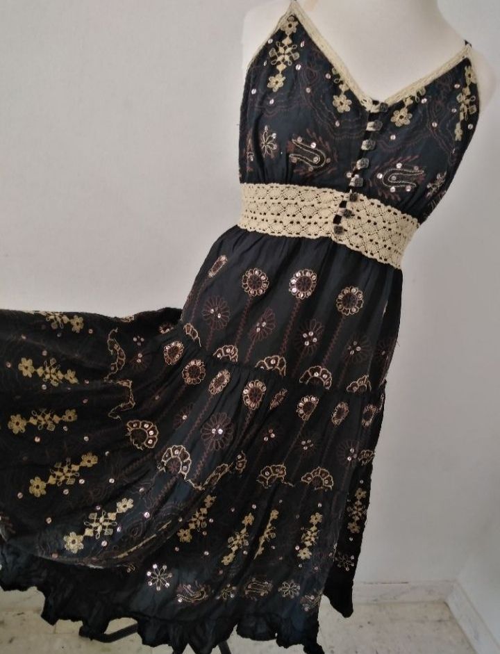 Magnifique Robe Mi-longue Brodé 44/46