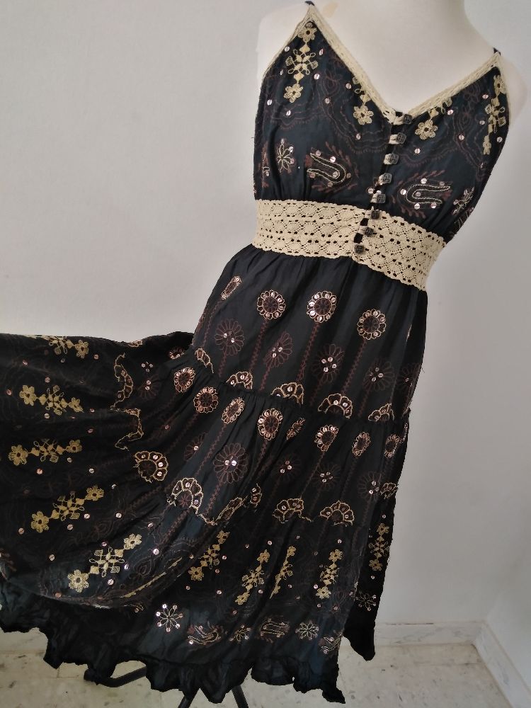 Magnifique Robe Brodé mi Longue 