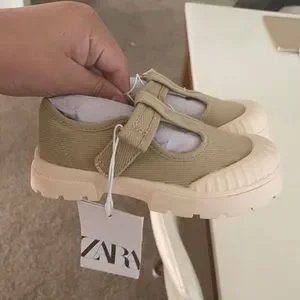 Chaussures filles importé dispo en couleur Rose   