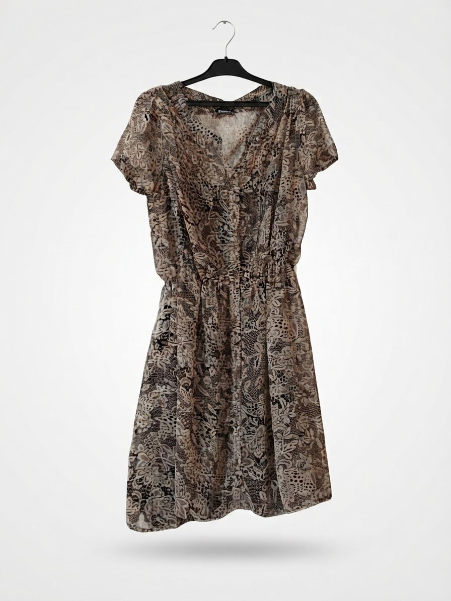 Robe defacto maktouba 3leha taille 40 ama heya tlabes taille S/M