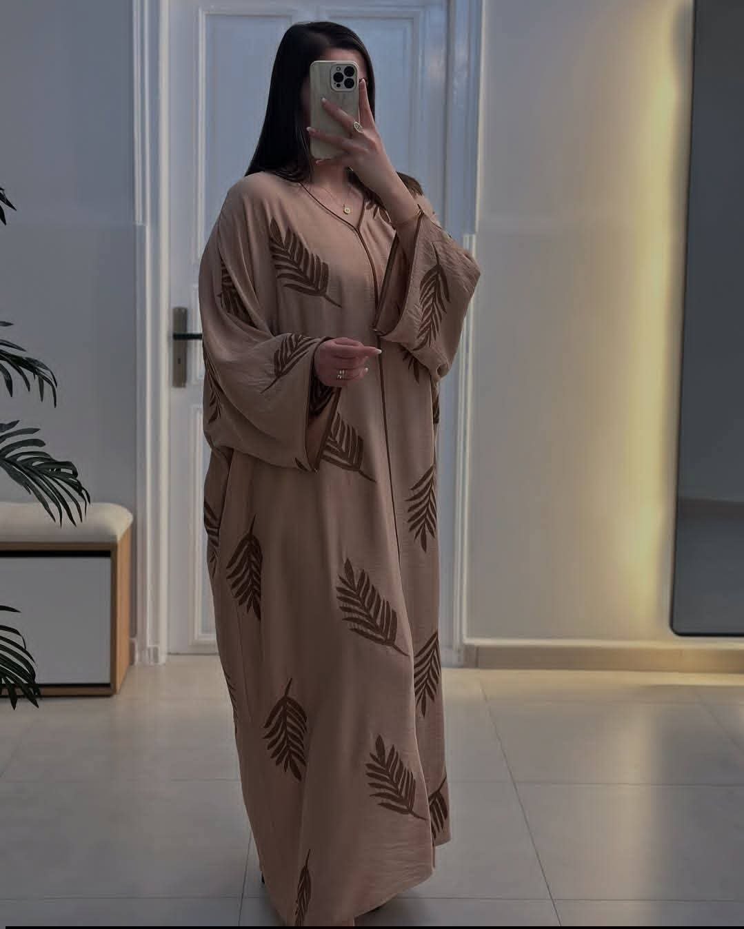 Caftan importé et jamais porté dispo en cou juleur blanc cassée tlabes mel 40 lel 46 