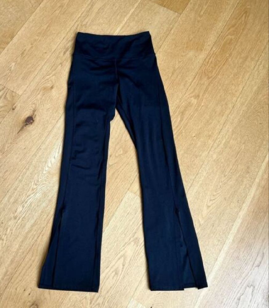 Pontalon jean élastiqué taille haute avec fente couleur bleu marine marque Hamadi abid taille S ilabes M zeda