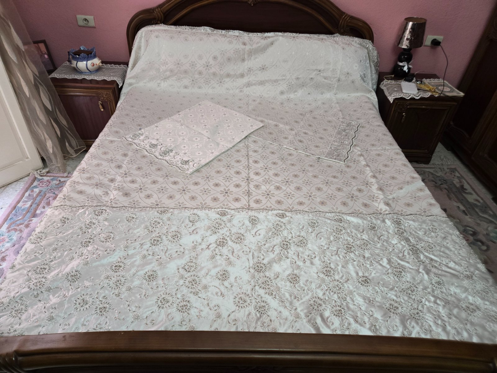 Magnifique parure de lit décorée pour un mariage, une fête de naissance ou tout autre événement.