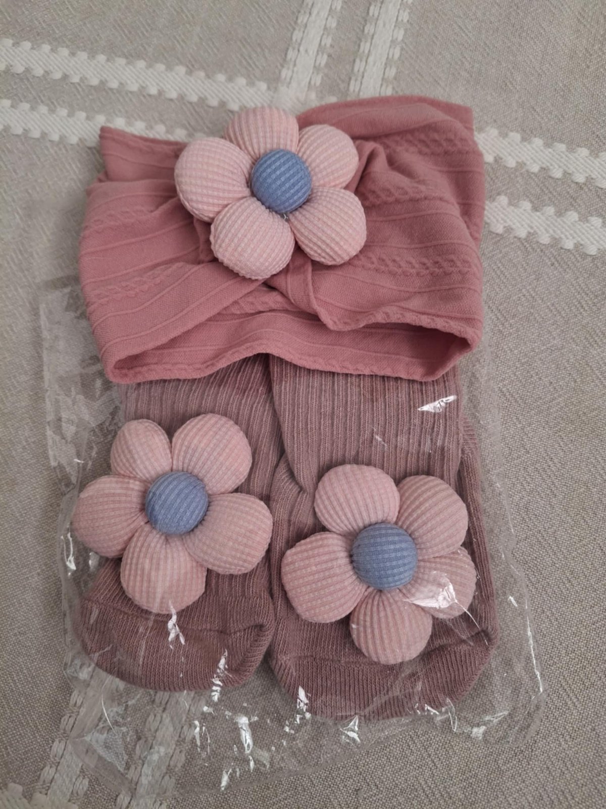 Ensemble serre tête et paire de chaussettes 