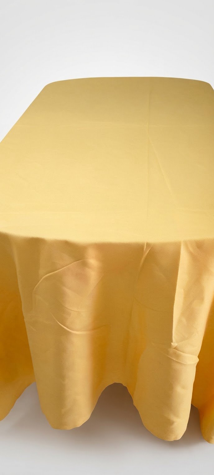 Une grande nappe très magnifique anti tâches 1,48/2.73 la marque tukan
