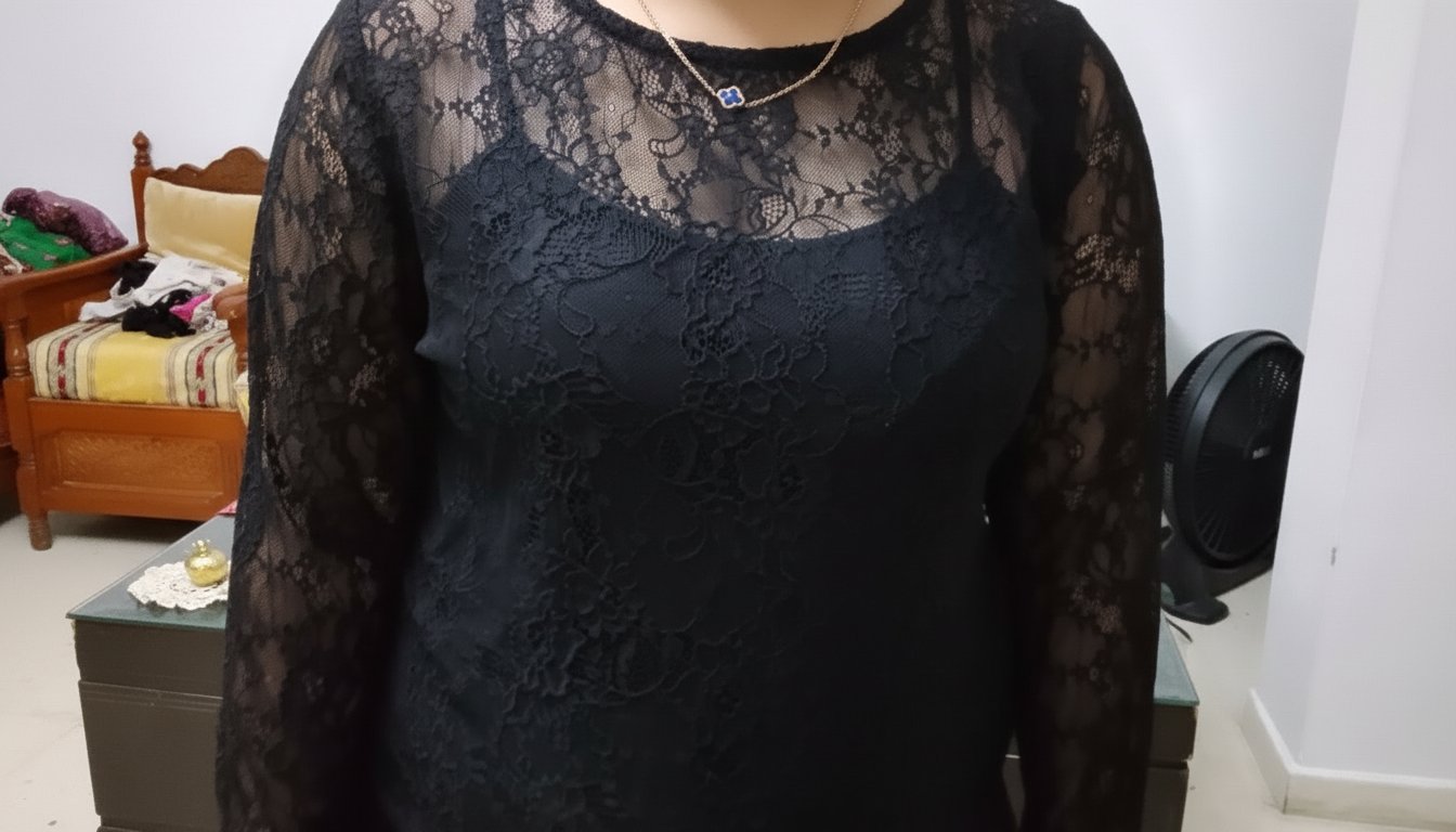 Chemise très jolie dentelle avec un top en bretelles 