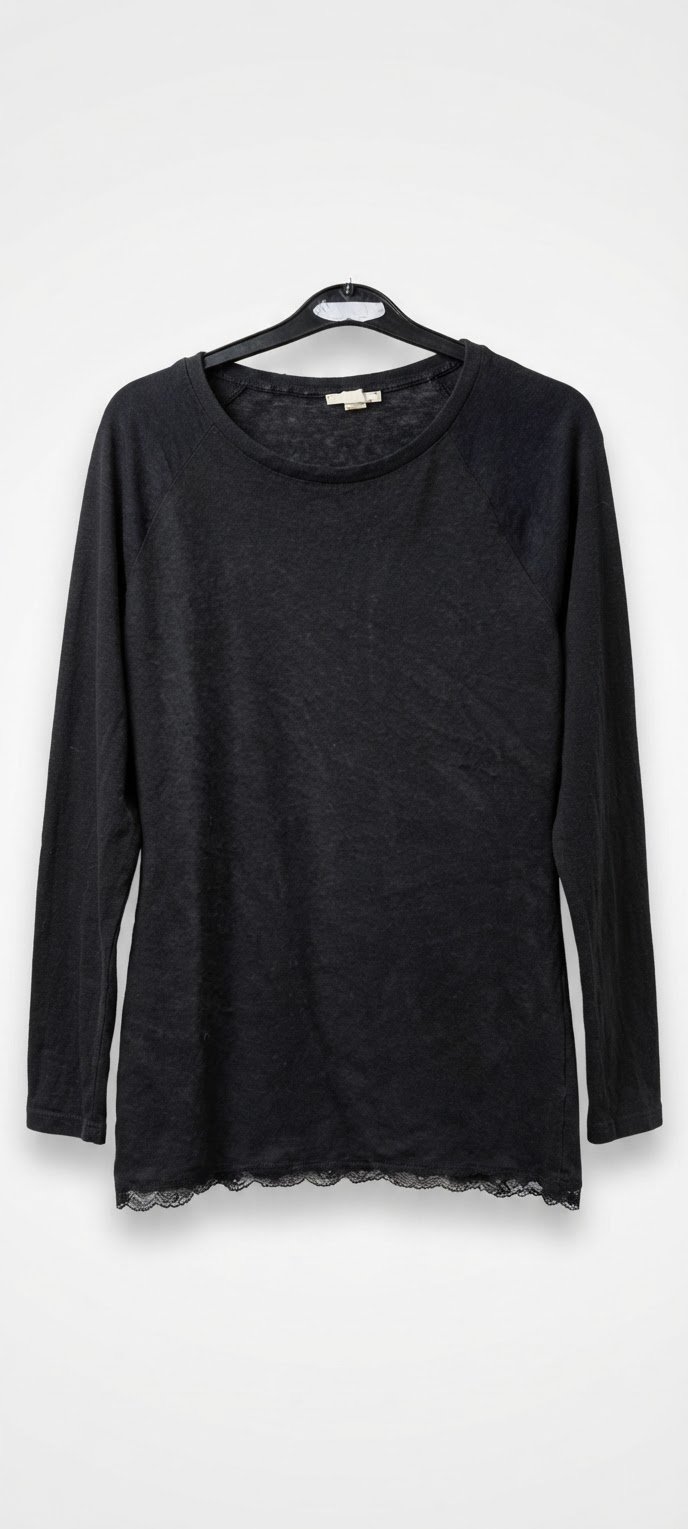 Pul en laine noir avec une petite partie de tissu dentelle 