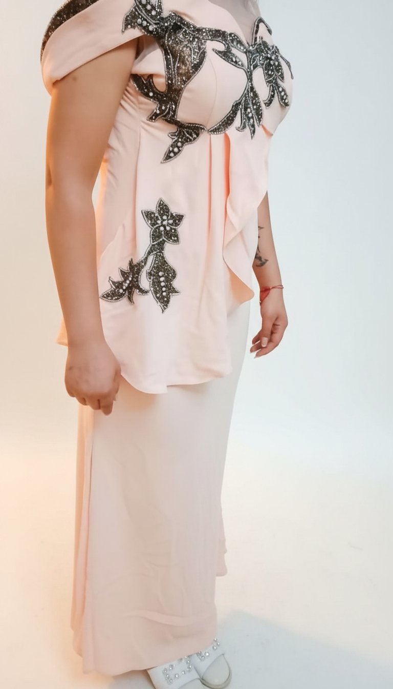 Robe soirée formidable très tres chique avec une Bonne tissu avec un peu de traîne 