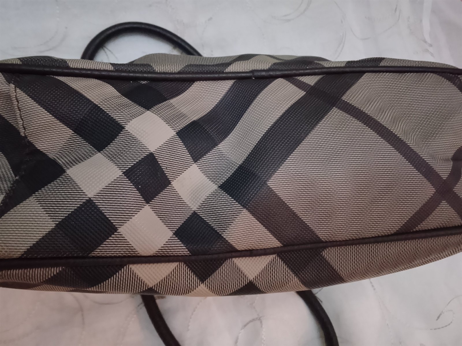 Sac a main Burberry avec un défaut juste de fermeture 