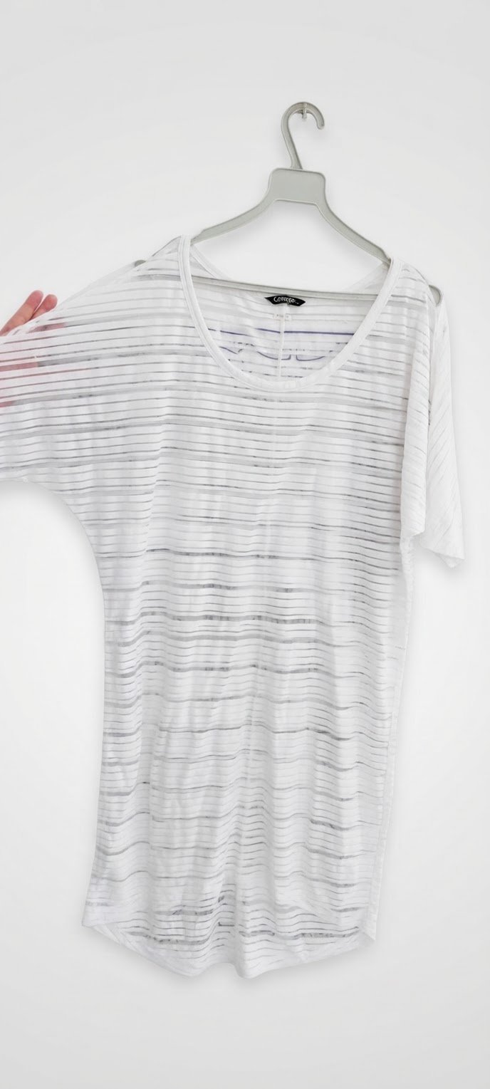 Très jolie cache maillot en blanc la marque George 