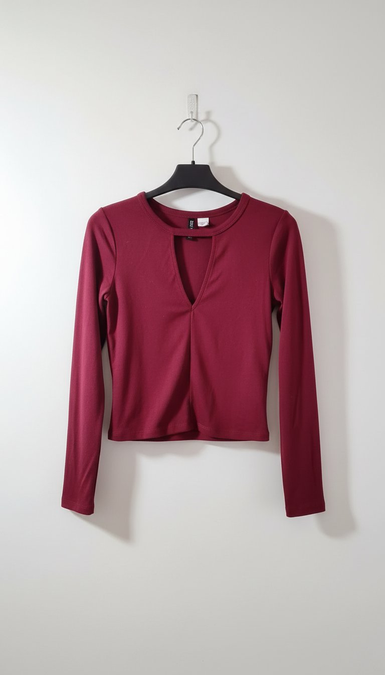 Très jolie top la couleur rouge bordeaux avec des longue manches 