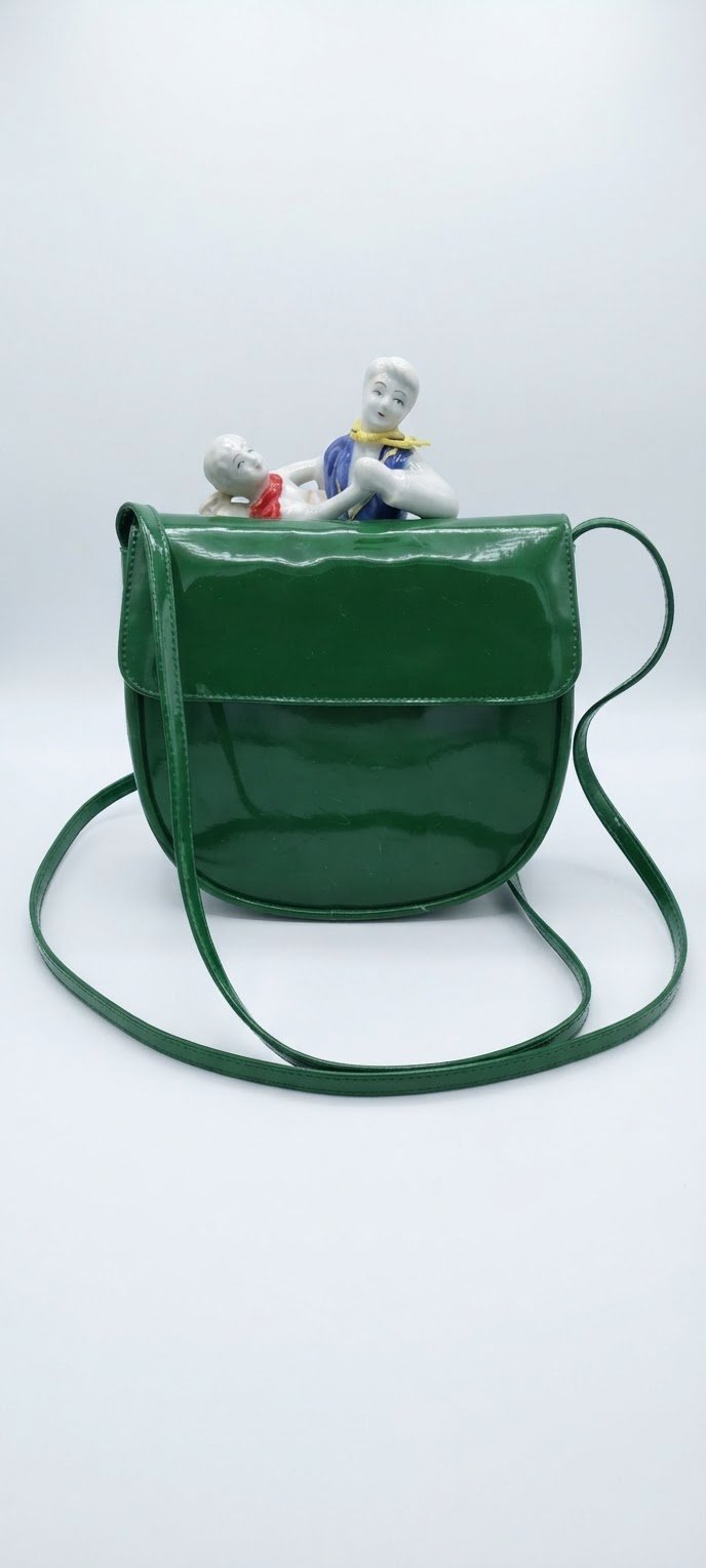 Sac bandoulière en vernis et la couleur vert gazon 