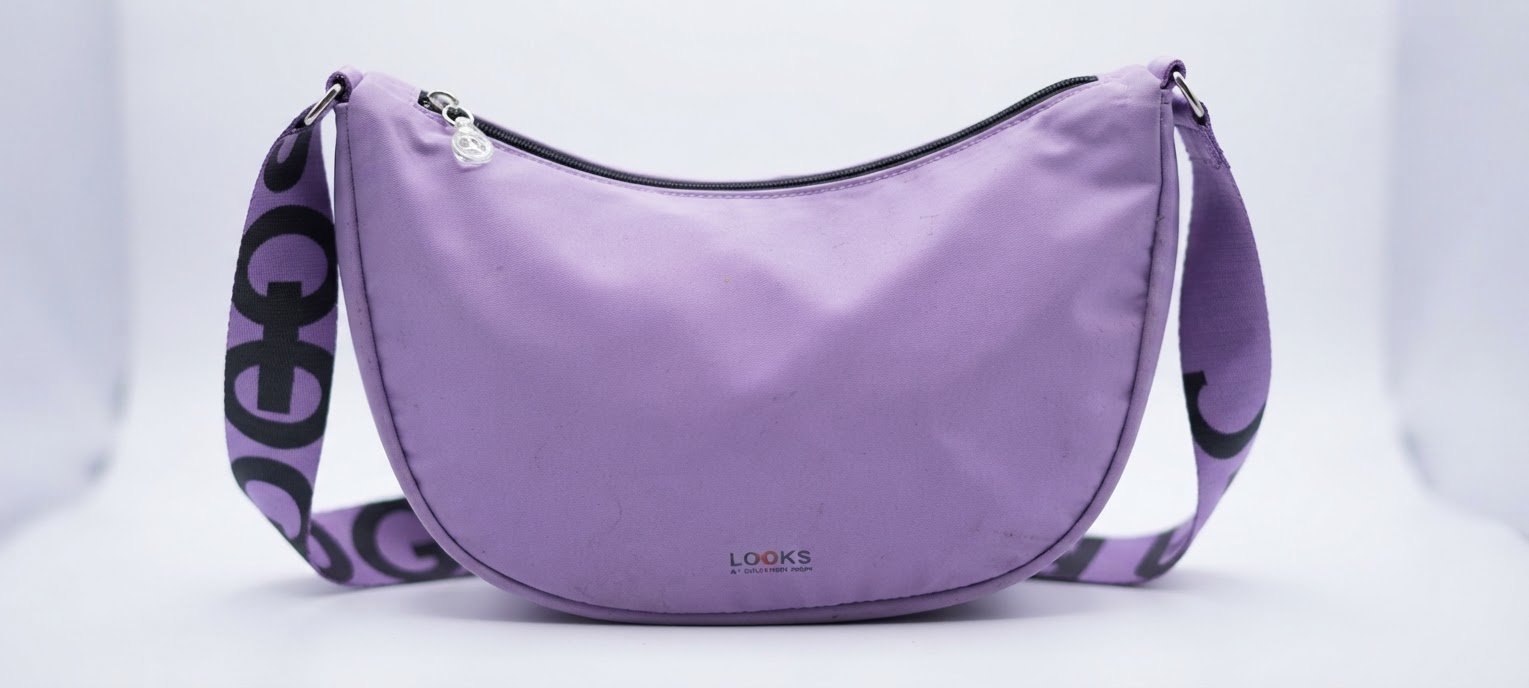 Une jolie bandoulière avec une couleur magnifique la marque looks jamais porté tissu matelassé formidable 