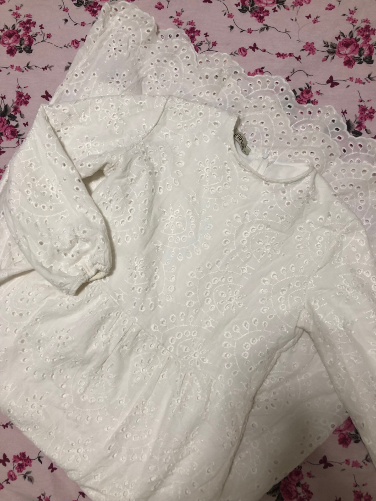 Robe blanche en broderie anglaise