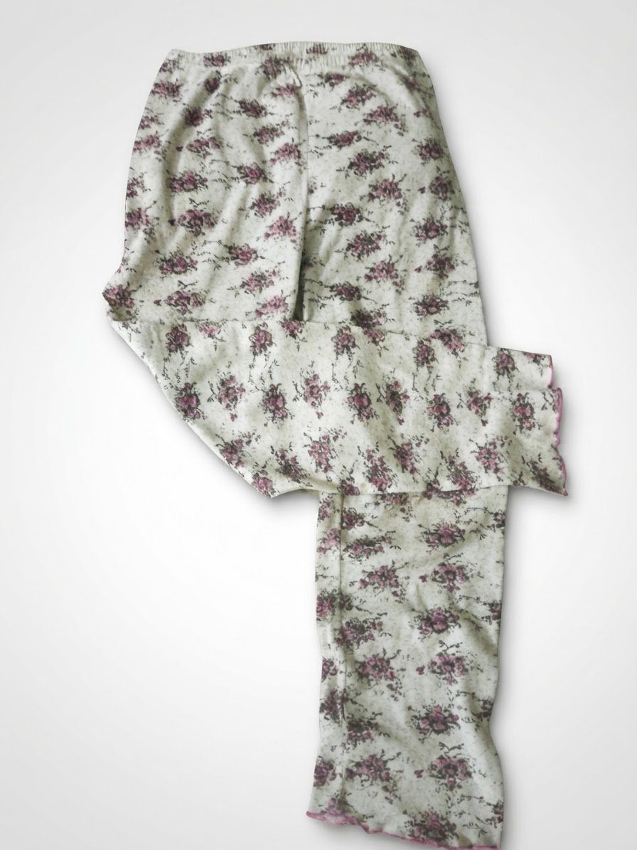 Pantalon blanc avec des fleurs rouges 