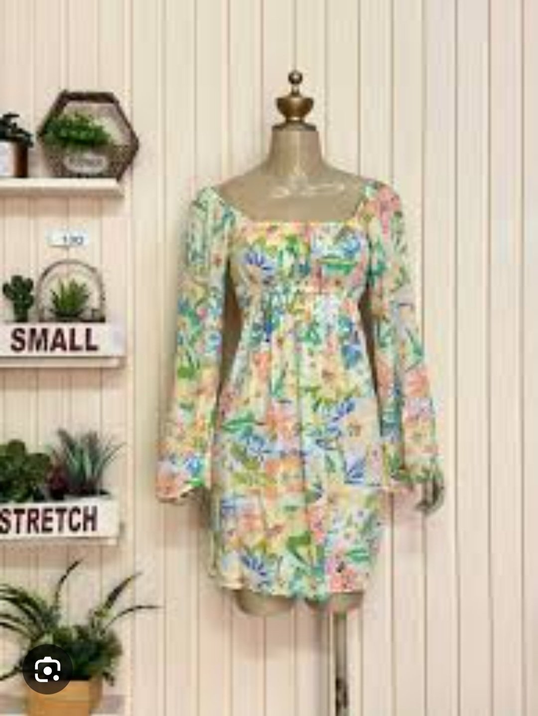 Robe courte fleurie à manches longues