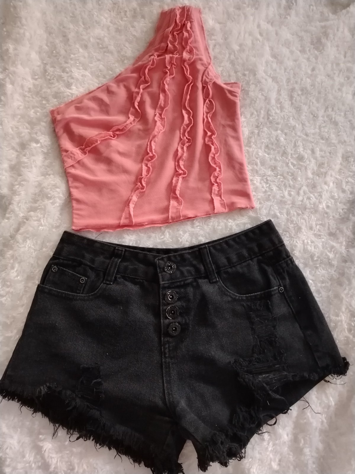 Lot de 3 articles. Short et 2 tops