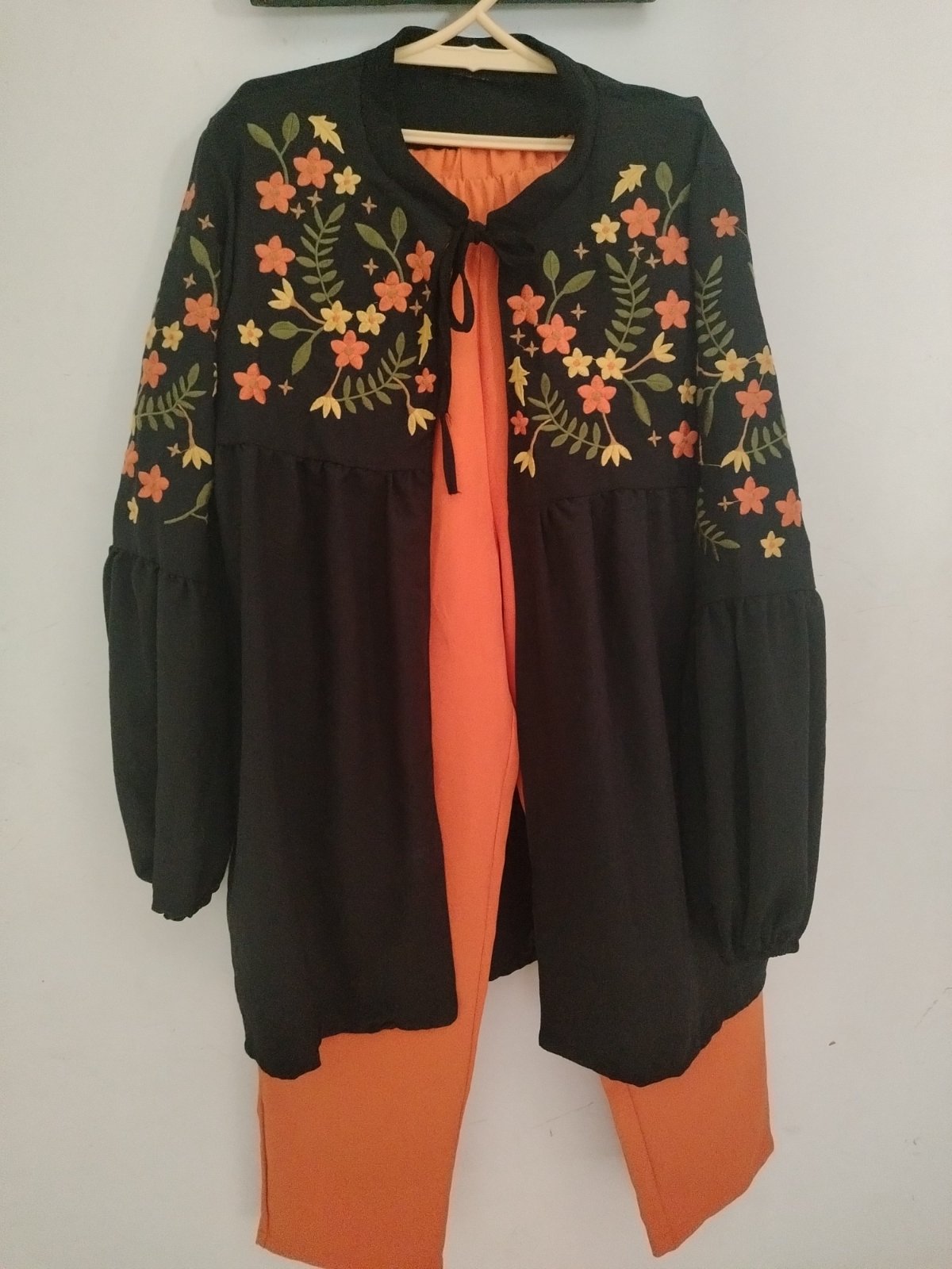 Magnifique ensemble brodé neuuf