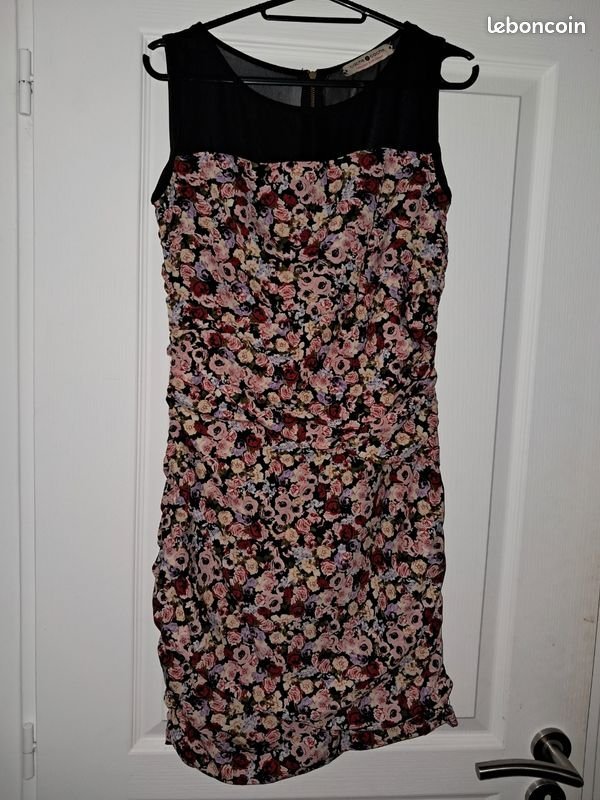 Magnifique robe sans manches fleurie 