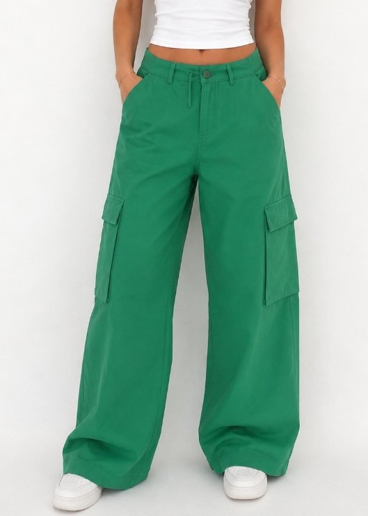 Pantalon cargo vert en tres bon etat confortable et tendance coupe large avec poches laterales tres peu porte 