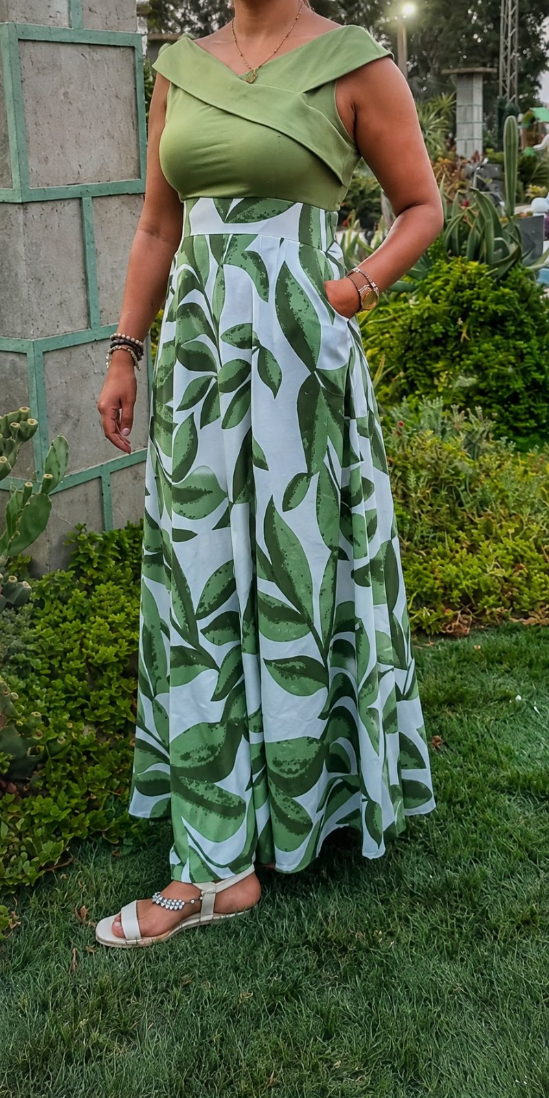 Robe longue kaki et blanche à imprimé feuilles