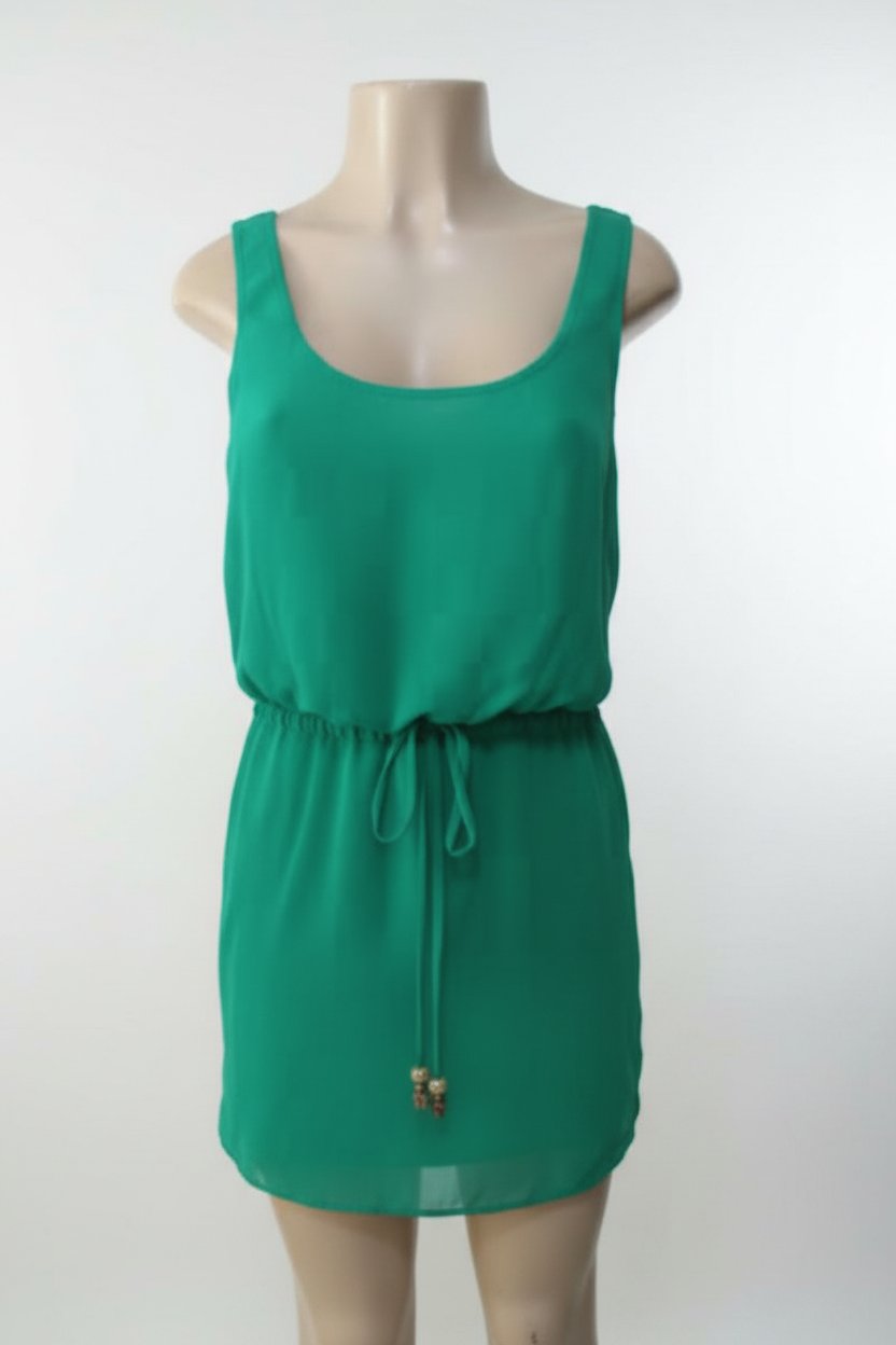 Une robe verte sans manches à col rond