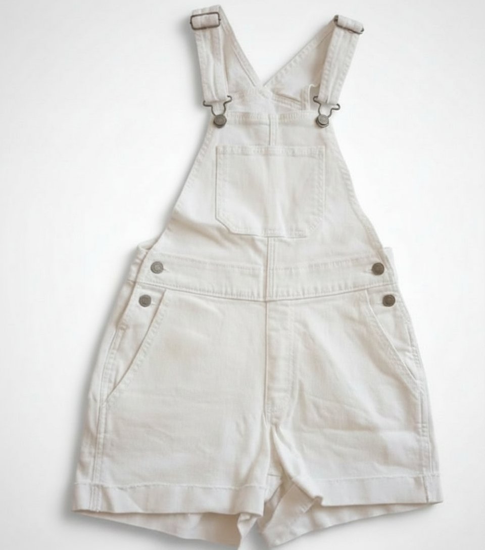  salopette courte en denim blanc de la marque hollister est dotée de bretelles réglables et d'une poche de poitrine pratique