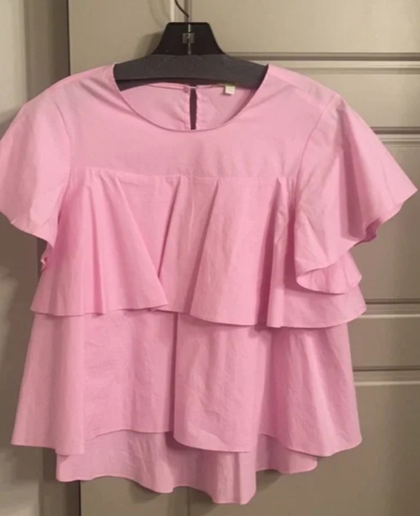  une blouse rose pâle à volants étagés issue d'une ancienne collection ZARA