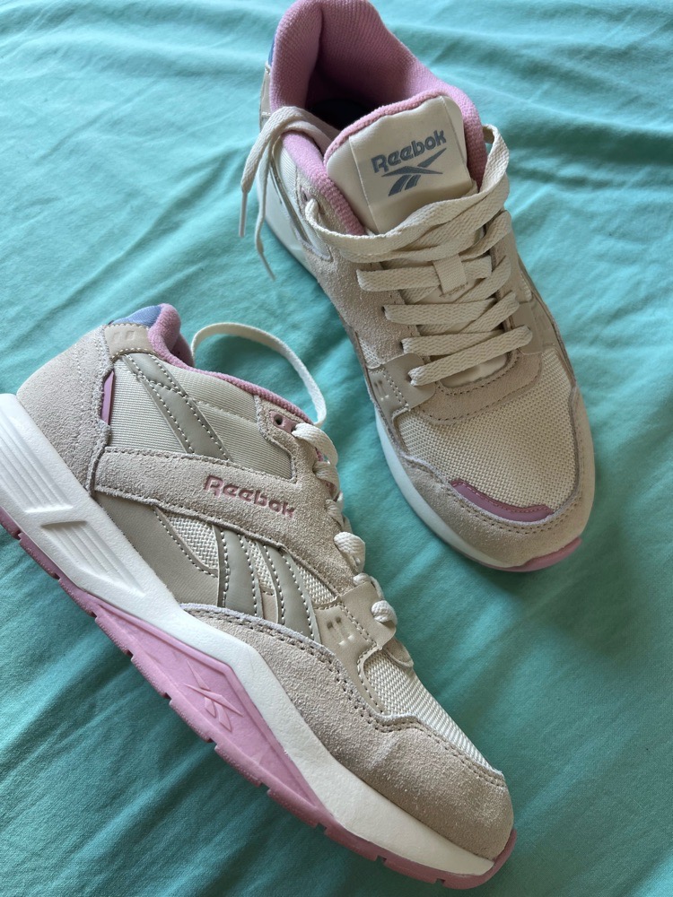 - Reebok Classic – Basket pour femme (neuve, jamais portée)