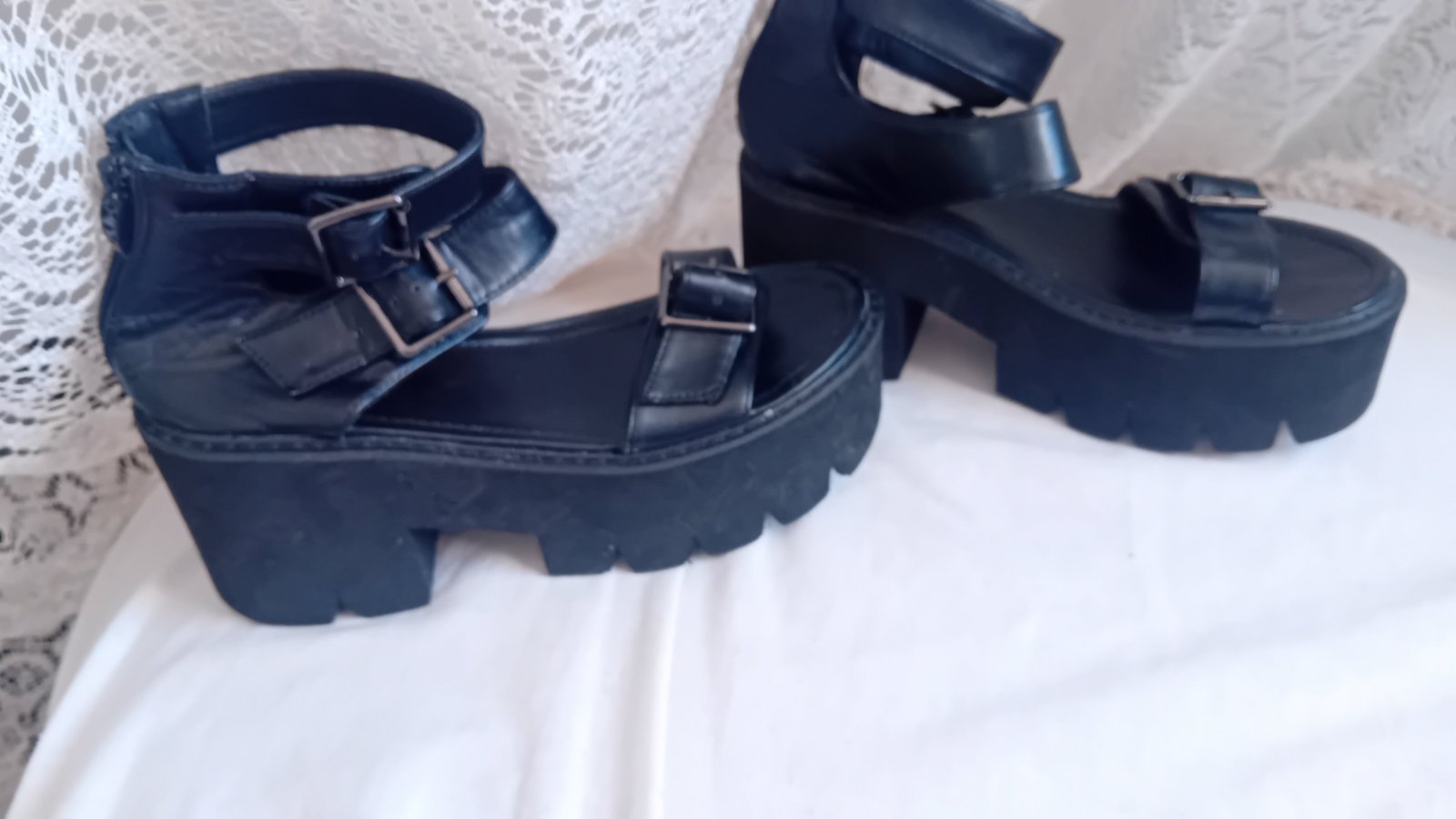 Sandel fashion