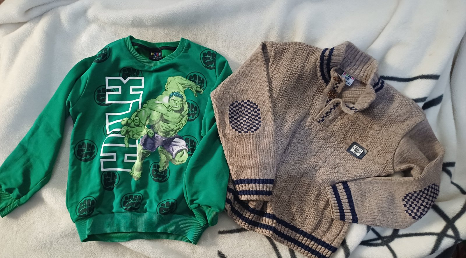 Deux pull pour enfant de 7 ans