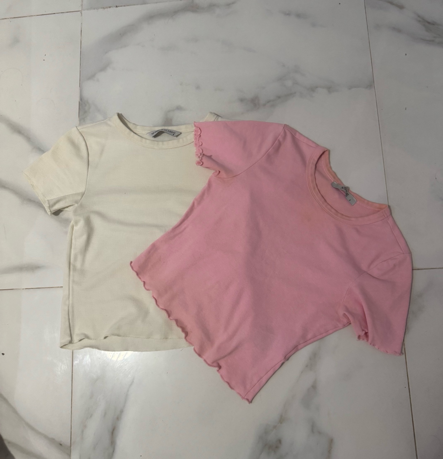 Deux tops jamais portes de la taille 36
