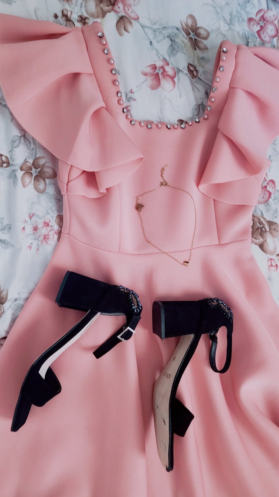 Robe rose en excellent état ✨ Portée une seule fois, comme neuve. Achetée à 360 DT. Prix : 270 DT (légèrement négociable).