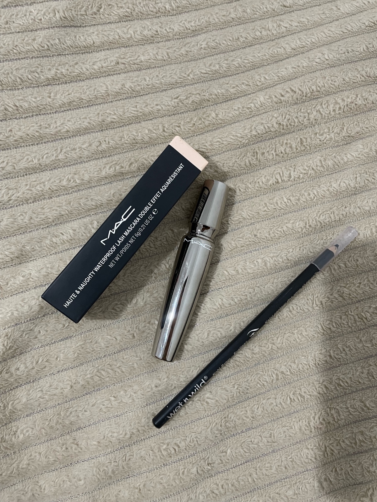 Mascara et contour des yeux et sourcils