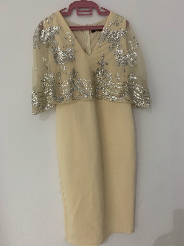 Robe beige élégante à coupe droite