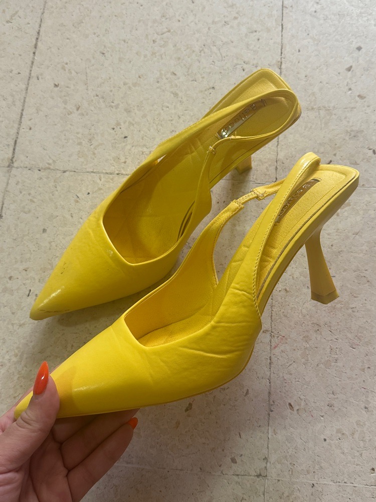 Escarpins jaunes de chez Jasmin & Co 