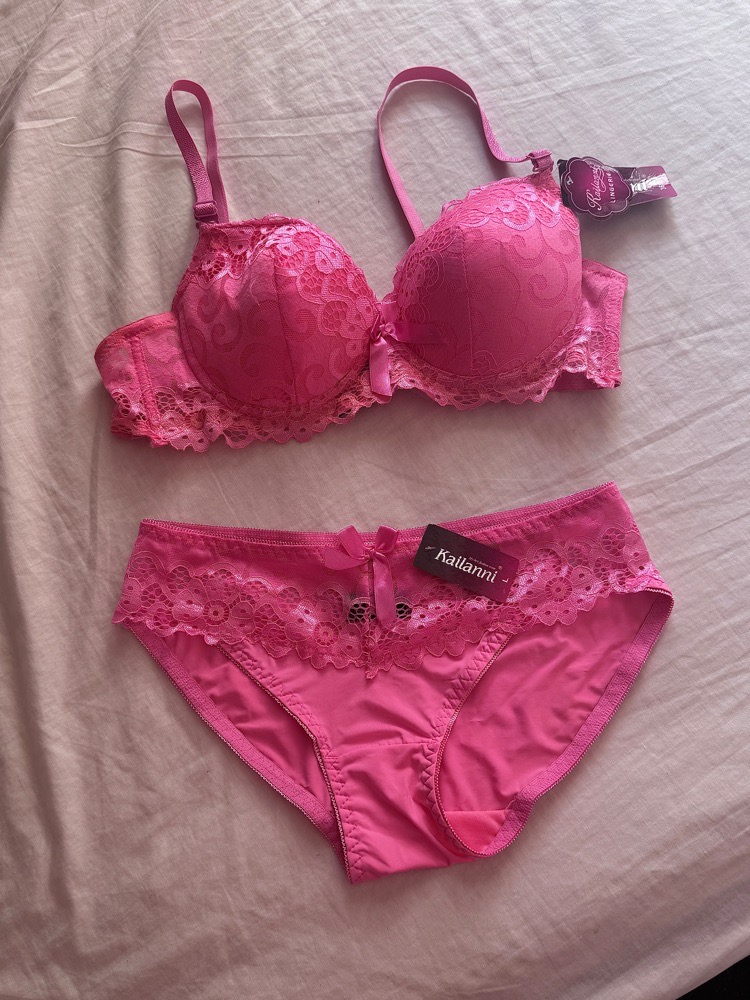 Lingerie soutien gorge et slip rose avec étiquette 