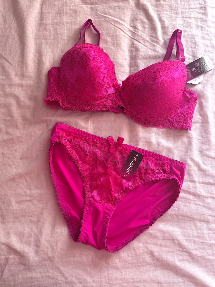 Lingerie soutien gorge et slip rose fushia avec étiquette 
