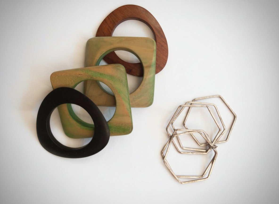 Deux sets de bracelets 