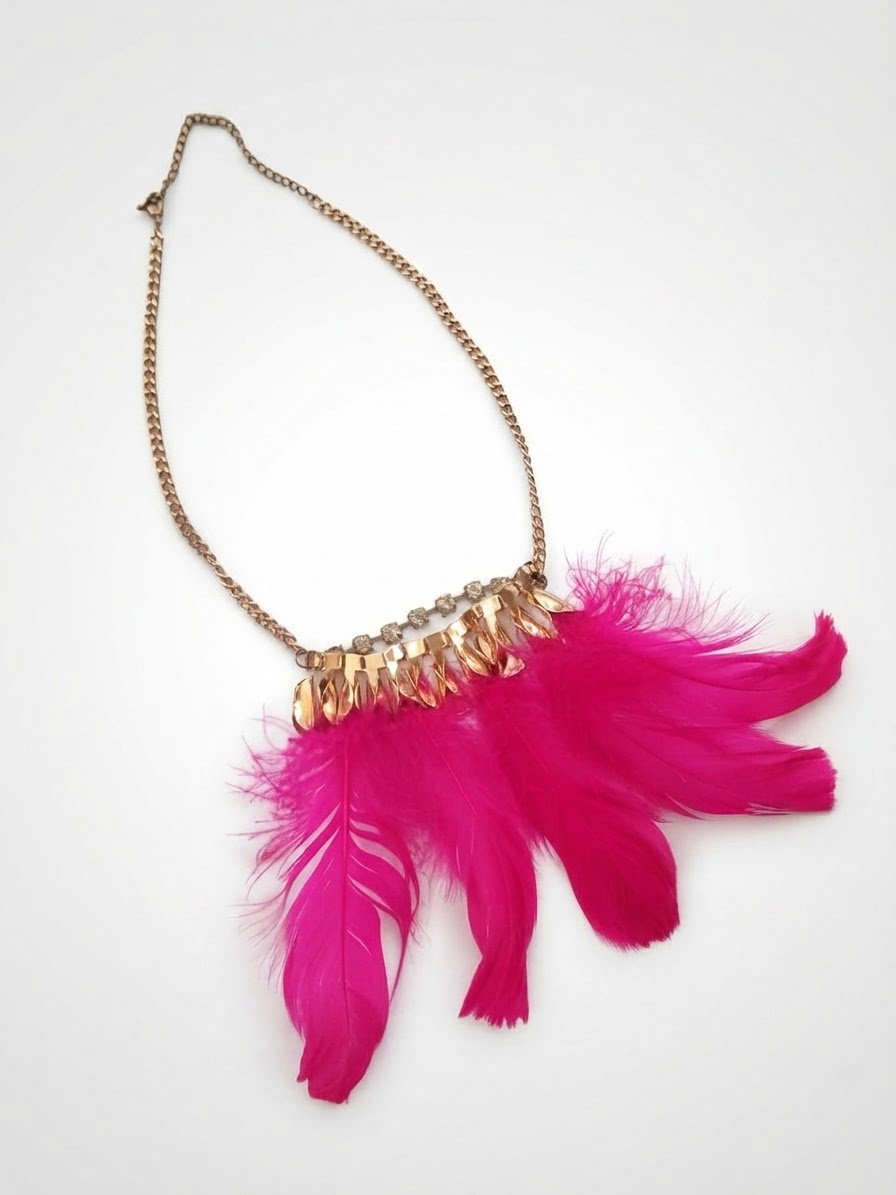 Collier orné des plumes fushia