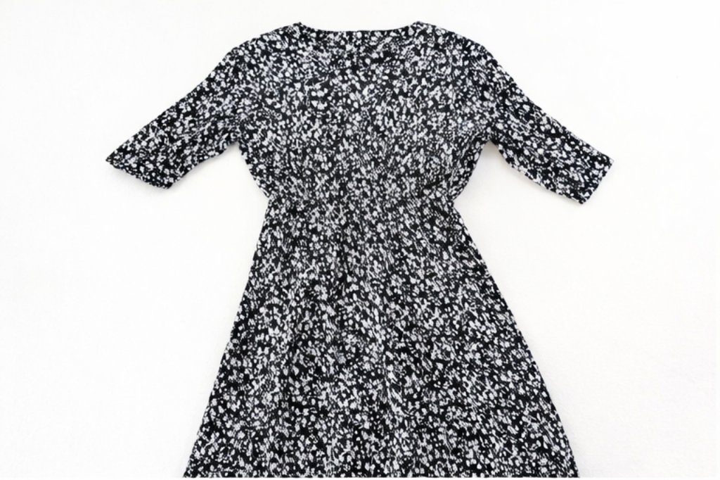 Robe noire fleurie